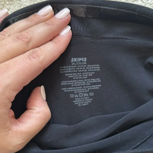 NWOT- Skims High Waisted Mid Thigh Short Shapewear in Onyx - Picture 6 of 8